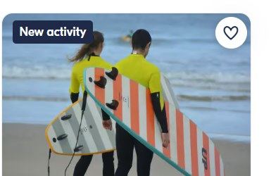 Instrutor de surf a ensinar alunos com pranchas na areia
